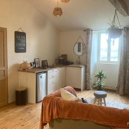 Premier Etage D Une Jolie Maison A La Campagne Montravers Extérieur photo