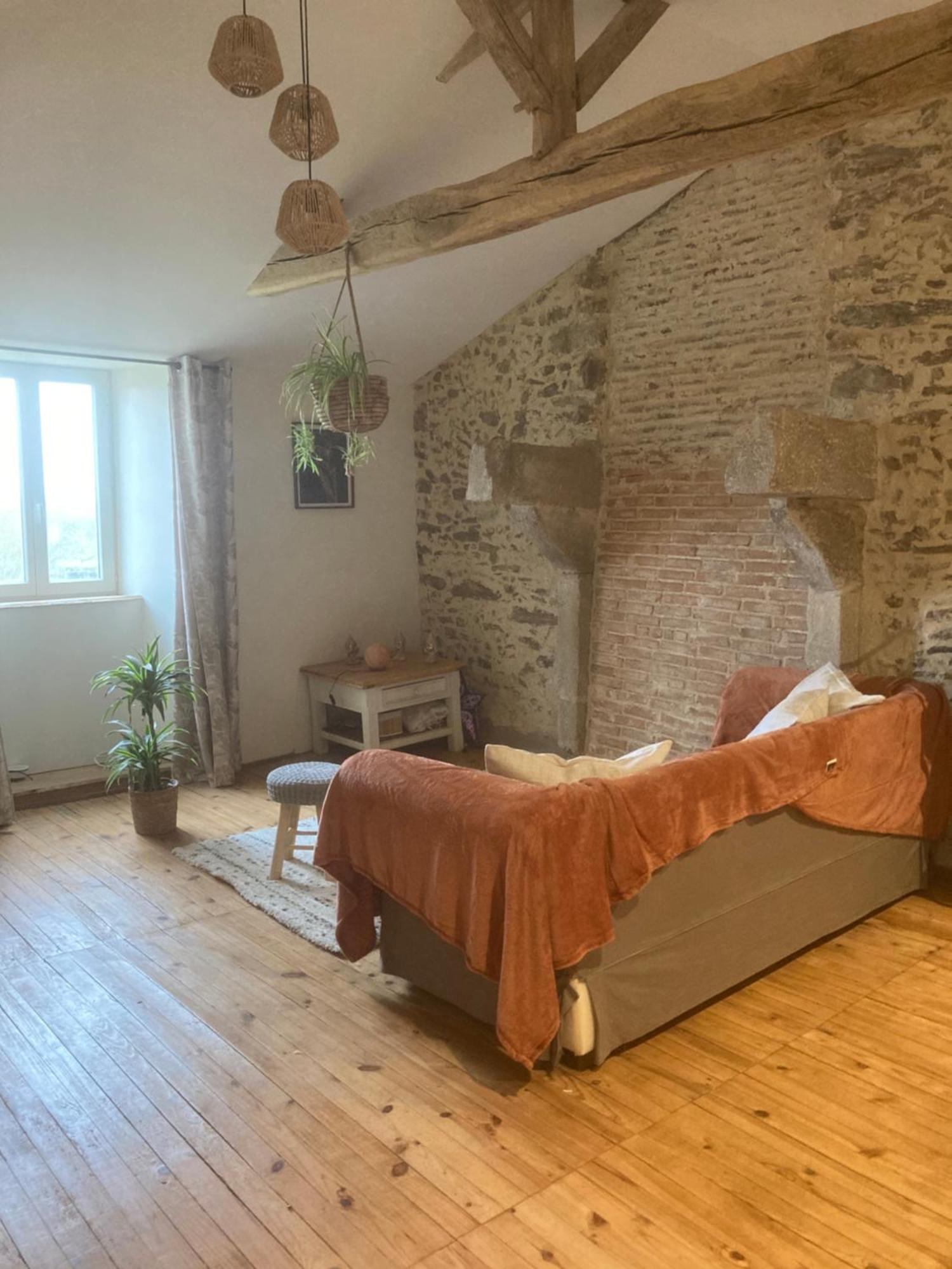 Premier Etage D Une Jolie Maison A La Campagne Montravers Extérieur photo